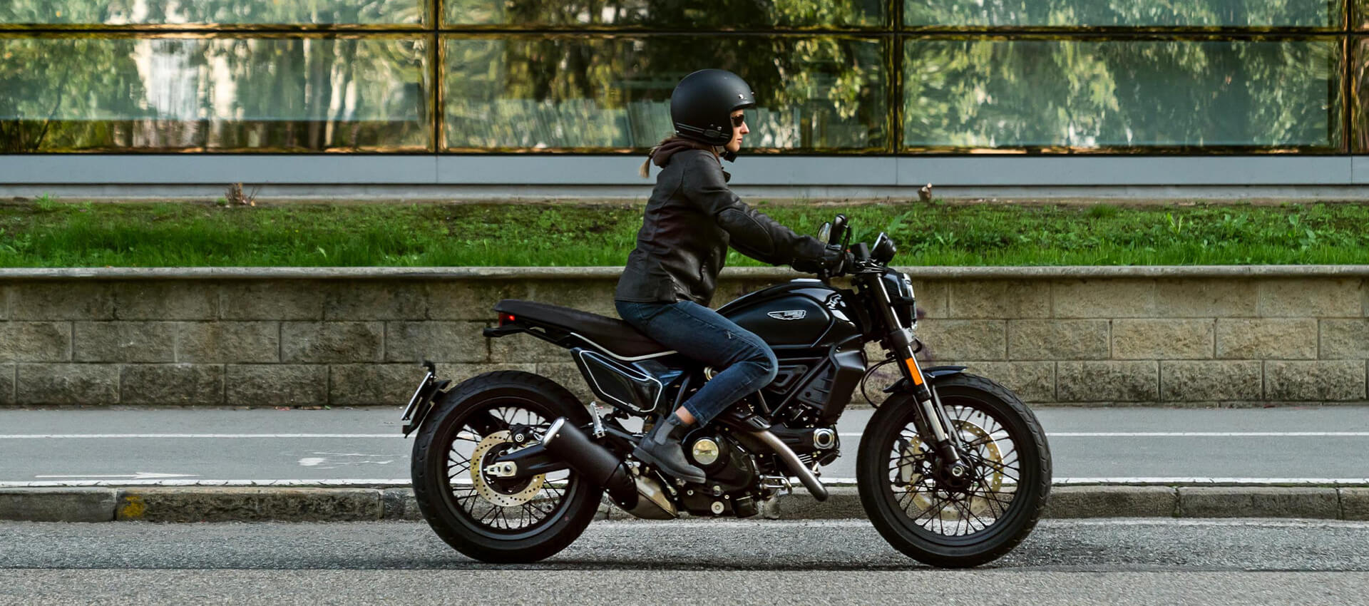 Ducati Scrambler Sixty2 2024 Standard Price, Specs & Review for February  2024