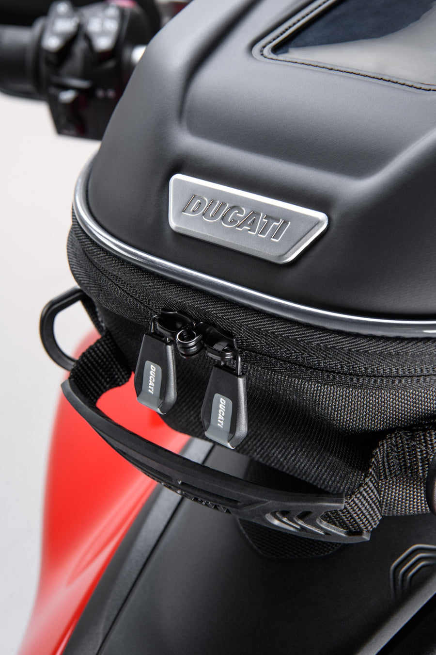 ducati lenkertasche Ducati Quick Release Tank Bag w/Smartphone Pocket (96781602A) – Seacoast Sport Cycle